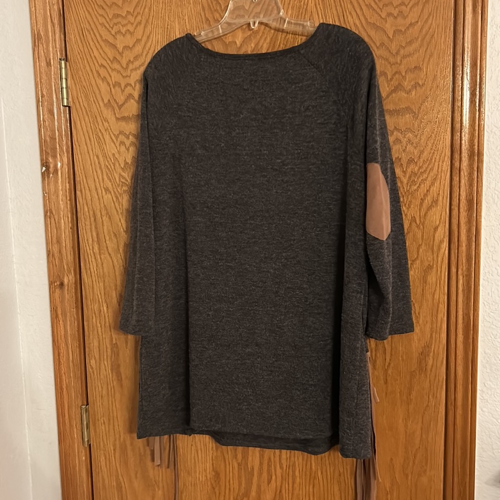 Lightweight sweater with patches on elbows and fringe accents on side. Size 2XL - Picture 2 of 2